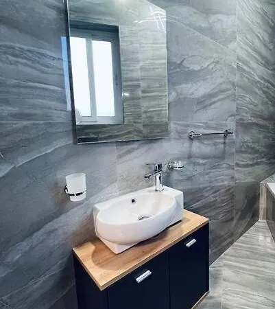 The Hazel Penthouse With Private Jacuzzi * בירקירקארה